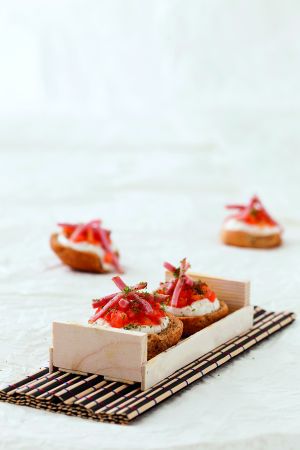 Μεσογειακά ντακάκια με σπιτική τυροκαυτερή