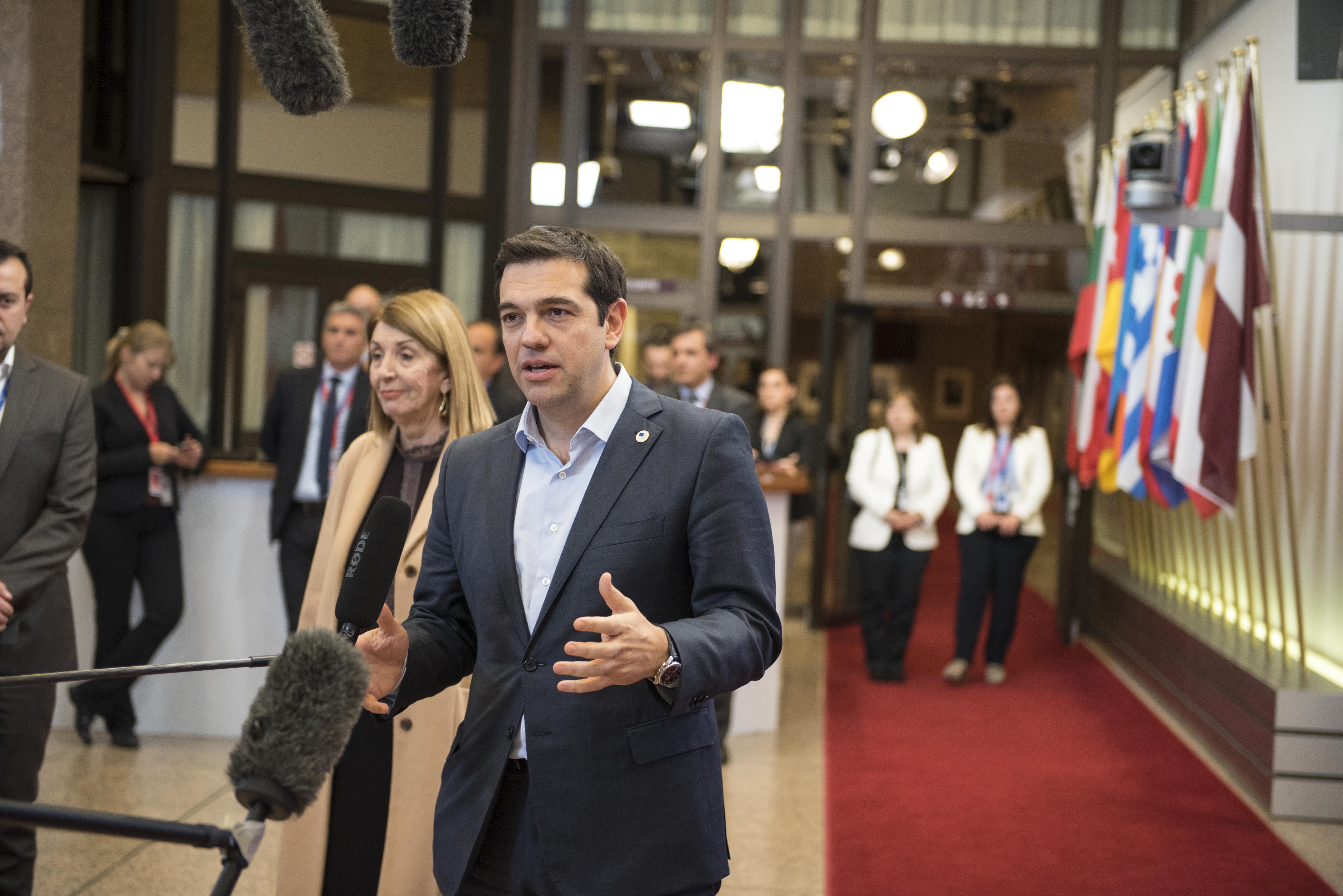 Στις Βρυξέλλες οι αποφάσεις υπό το βλέμμα της Μέρκελ