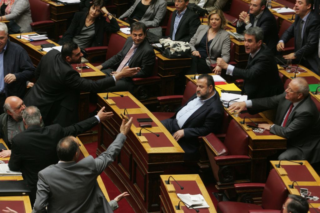 Βουλή: Εκρηκτική η συζήτηση για τα διαθέσιμα των φορέων του Δημοσίου (live)