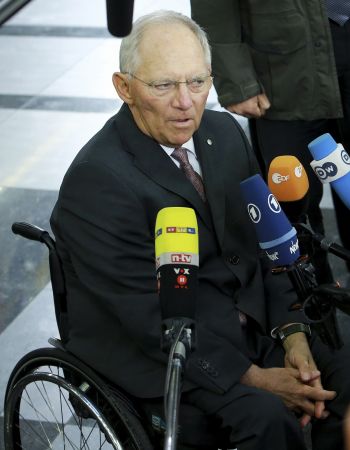 Σόιμπλε: Οι θεσμοί αποφασίζουν για την βιωσιμότητα του ελληνικού χρέους