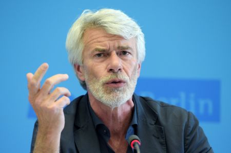 Αποχώρηση Ντέρκον από καλλιτεχνικός διευθυντής του Φολκσμπίνε