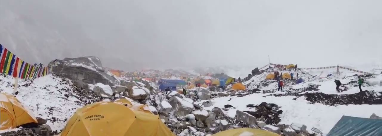 Χιονοστιβάδα από τον σεισμό στο Νεπάλ χτυπά κατασκήνωση ορειβατών