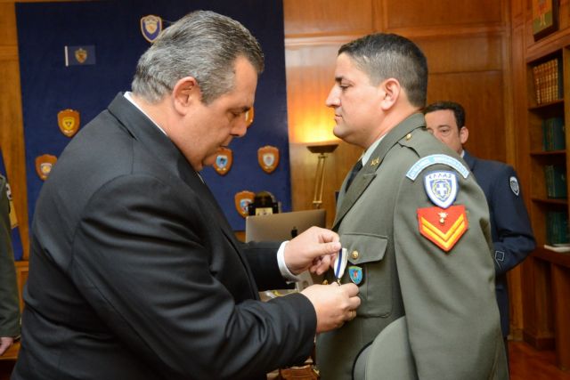 Kammenos awards Sergeant who saved pregnant migrant in Rhodes