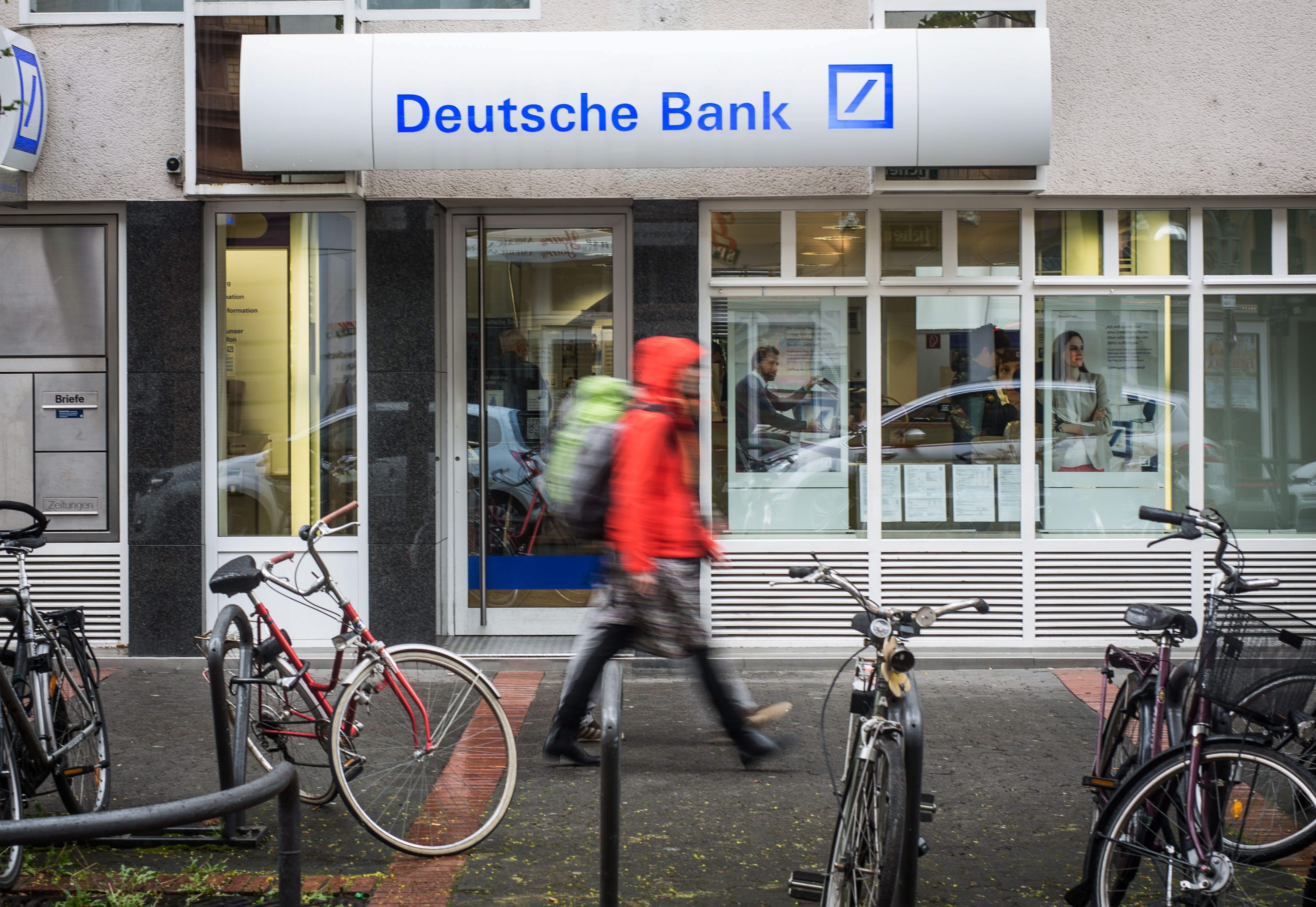Πρόγραμμα αναδιάρθρωσης από την Deutsche Bank