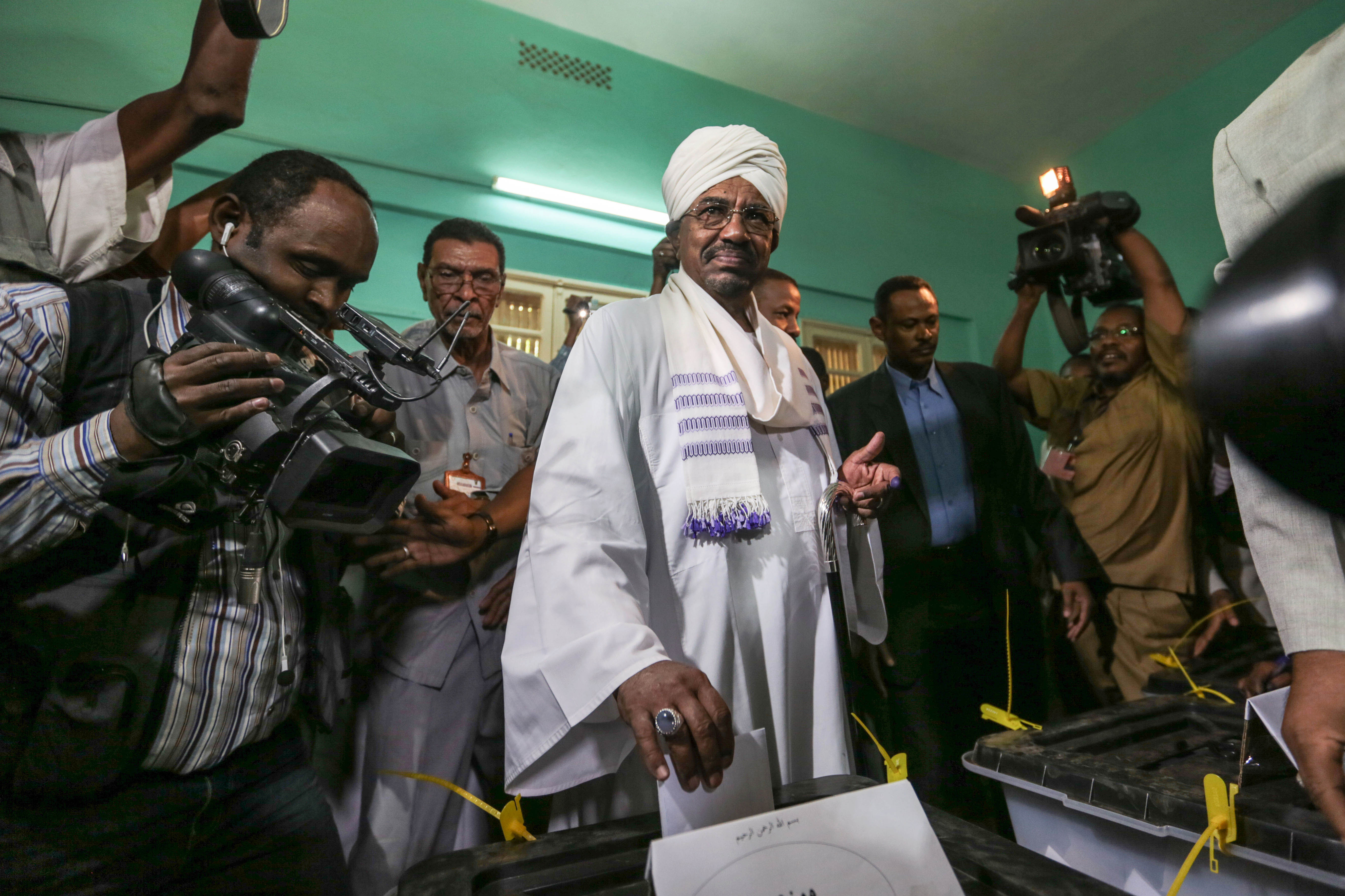 Σουδάν: Επανεξελέγη ο Αλ Μπασίρ, παρά τις κατηγορίες για γενοκτονία