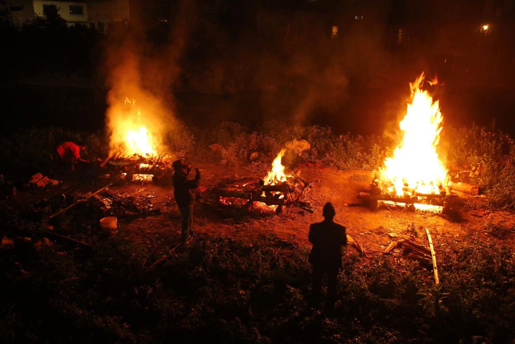 Γεμάτο νεκρικές πυρές το Νεπάλ – Ξεπερνούν τους 5.000 οι νεκροί από τον σεισμό