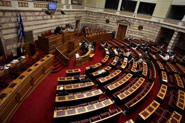 Ανταλλαγή βολών στη Βουλή ανάμεσα σε ΣΥΡΙΖΑ και αντιπολίτευση