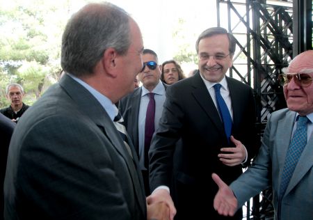 Θερμή χειραψία Σαμαρά-Καραμανλή στο μνημόσυνο του Κων. Καραμανλή