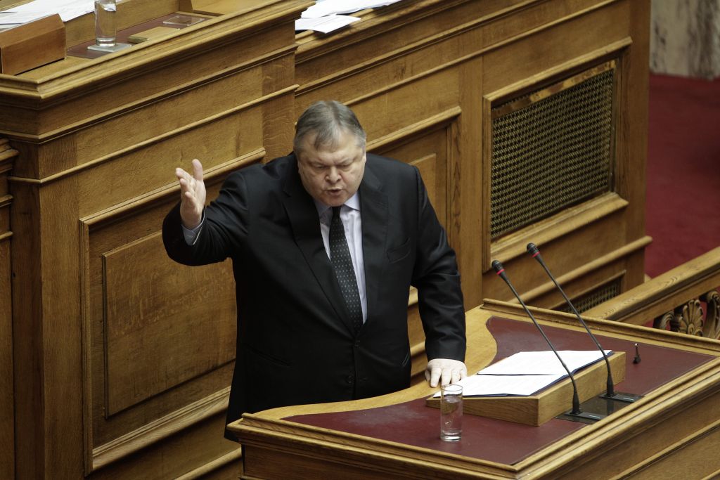 Βενιζέλος:Η κυβέρνηση υποδύεται ότι διαπραγματεύεται επί 100 ημέρες