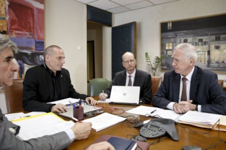 Varoufakis: “Declare your overseas bank deposits to save them”