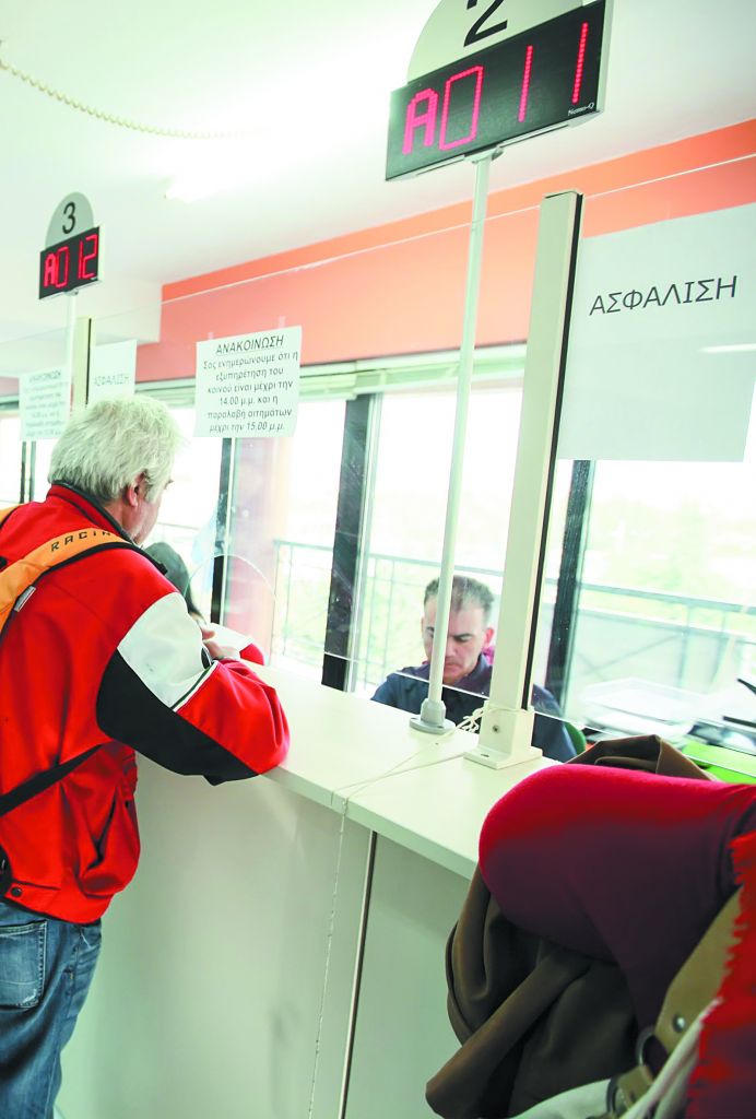 Οι εισφορές γονατίζουν ελεύθερους επαγγελματίες και «μπλοκάκια»