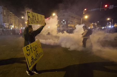 Βαλτιμόρη: Συγκρούσεις μεταξύ διαδηλωτών-αστυνομίας παρά την απαγόρευση της κυκλοφορίας
