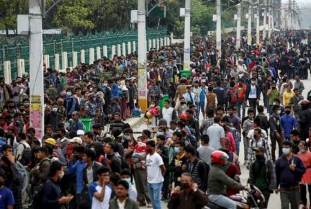 Νεπάλ: Μάχη επιβίωσης στο Κατμαντού-Αμείωτο το κύμα εξόδου