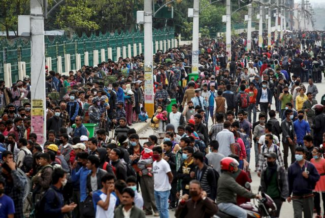 Νεπάλ: Μάχη επιβίωσης στο Κατμαντού-Αμείωτο το κύμα εξόδου