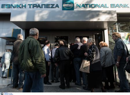 Εκροές 400 εκατ. ευρώ τη Δευτέρα από τις τράπεζες