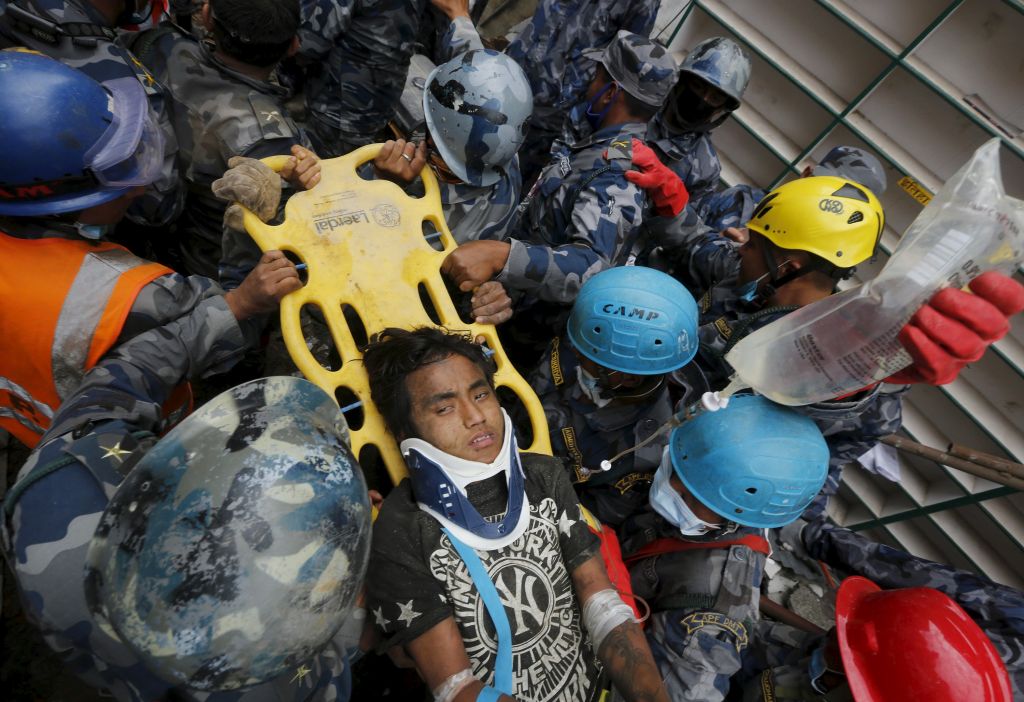 Νεπάλ: Εφηβος ανασύρθηκε ζωντανός από τα ερείπια πέντε ημέρες μετά