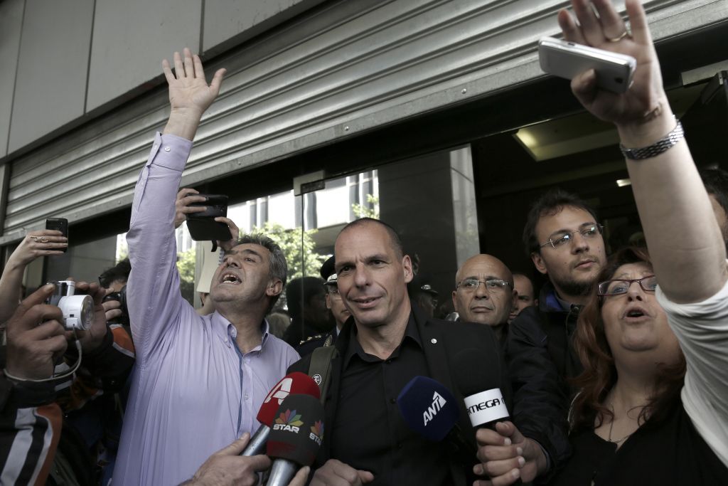 Βαρουφάκης: Μας ζητούν να κατέβουν όλοι οι μισθοί εφοριακών στα 700 ευρώ