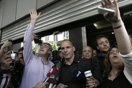 Βαρουφάκης: Μας ζητούν να κατέβουν όλοι οι μισθοί εφοριακών στα 700 ευρώ