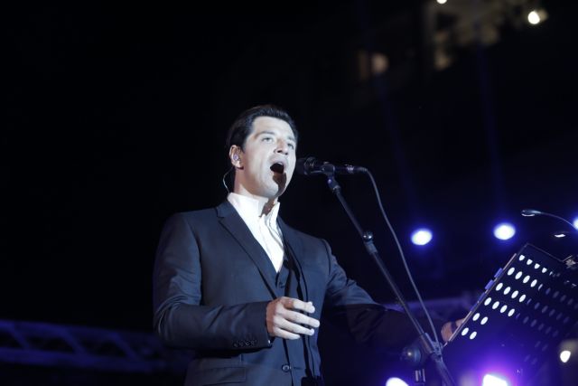 Αντιεξουσιαστές πέταξαν προκηρύξεις στη συναυλία του Ρουβά