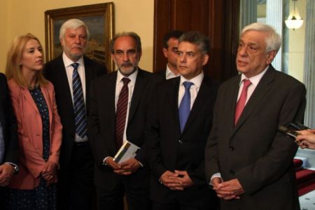 Παυλόπουλος σε περιφερειάρχες: Εγγυημένοι οι πόροι σας