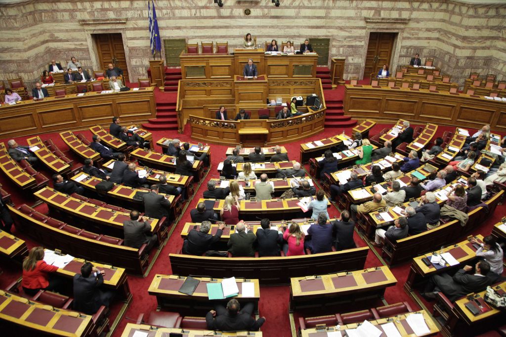 Βουλή: Συζήτηση του νομοσχεδίου για τις επαναπροσλήψεις απολυμένων