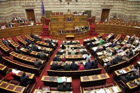 Βουλή: Συζήτηση του νομοσχεδίου για τις επαναπροσλήψεις απολυμένων