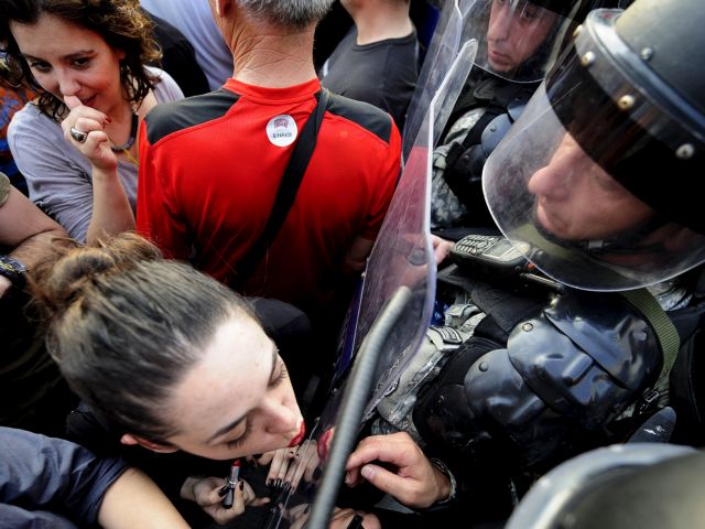 Η διαδηλώτρια με το κραγιόν απέναντι στα ΜΑΤ