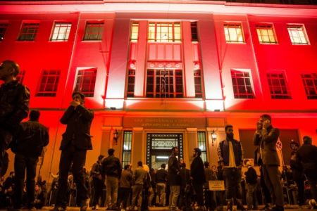 Πέφτουν τα τείχη στην πλατεία Θεάτρου