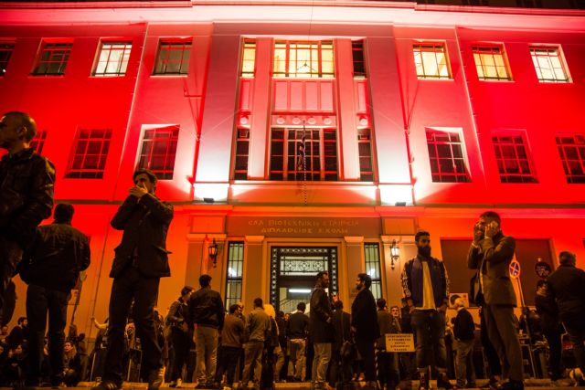 Πέφτουν τα τείχη στην πλατεία Θεάτρου