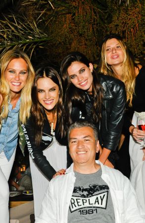 Σίβυλλα alert! REPLAY: Παγκόσμια πρώτη παρουσίαση της spring-summer 2016 collection στην Μύκονο