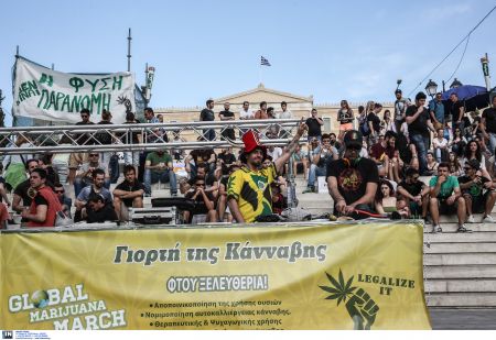 Πλήθος κόσμου στην 1η γιορτή της Κάνναβης στην πλατεία Συντάγματος