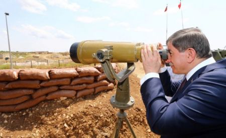 Ο Νταβούτογλου επισκέφθηκε τον τάφο του Σουλεϊμάν Σαχ μέσα στη Συρία