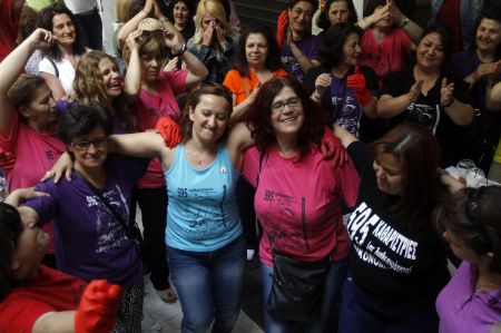 Ημέρα γιορτής και δικαίωσης για τις καθαρίστριες του ΥΠΟΙΚ