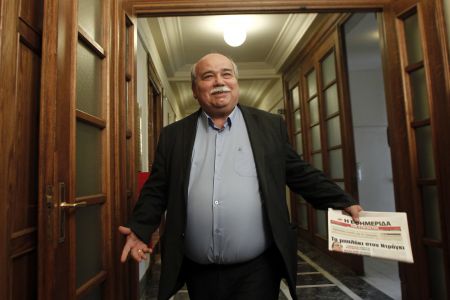 Με το όπλο παρά πόδα για το ενδεχόμενο κάλπης