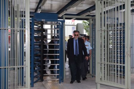 Υποδοχή Πανούση στη Λάρισα με συνθήματα υπέρ μιας κατάληψης