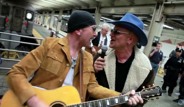 Συναυλία-έκπληξη των U2 στο μετρό της Ν.Υόρκης