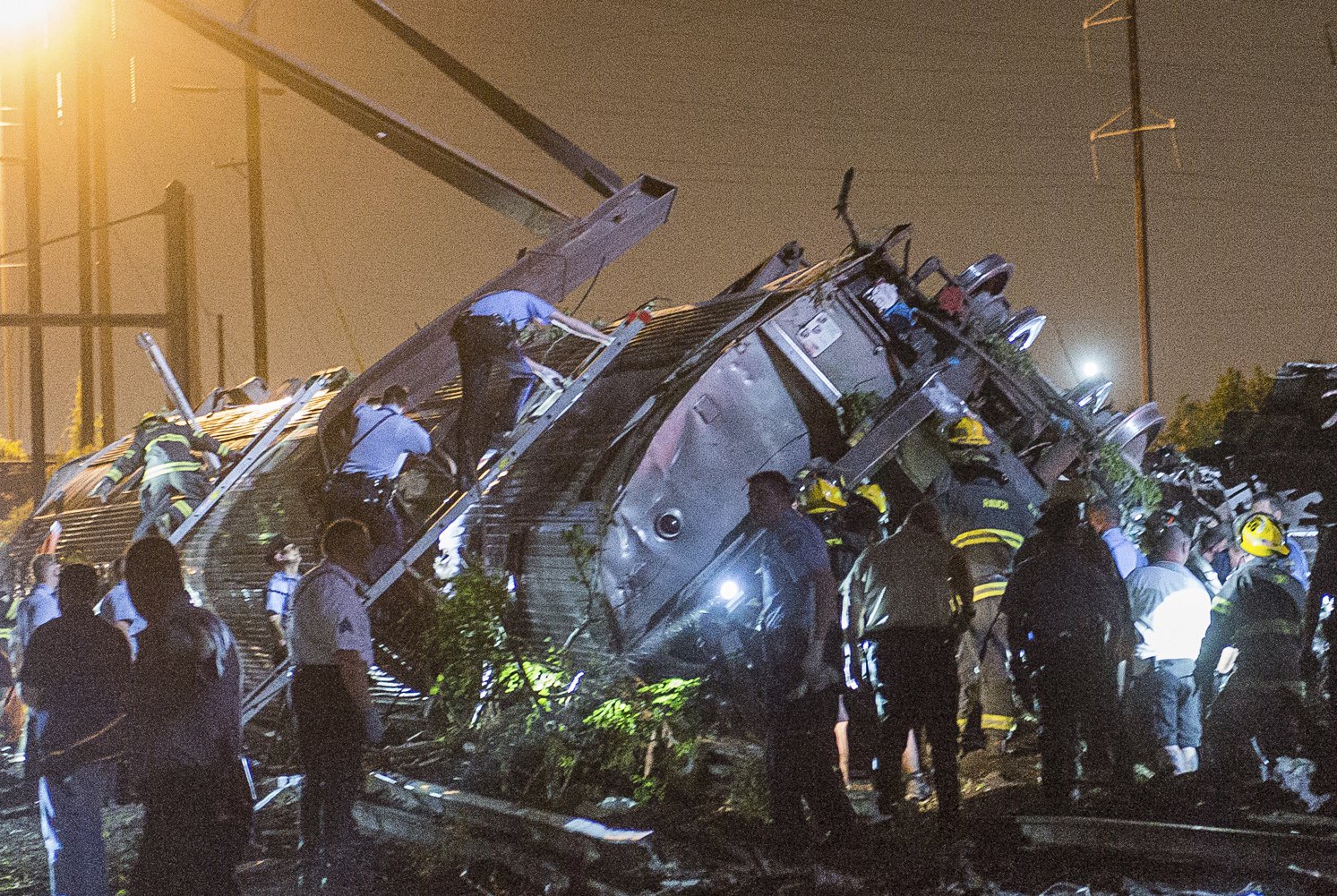 ΗΠΑ: Εξι νεκροί από εκτροχιασμό τρένου στη Φιλαδέλφεια
