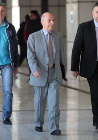 Τα μύρια όσα του Ακη από Σημίτη