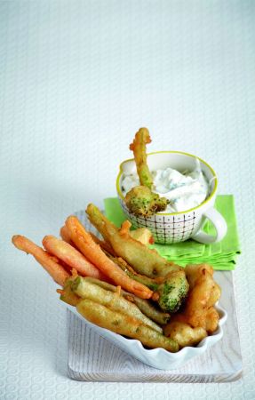 Λαχανικά σε κουρκούτι μπίρας και ντιπ γιαουρτιού