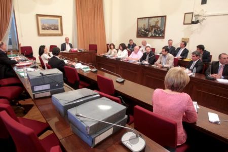 Κυβερνητικό «ψαλίδι» ως 25% στις βουλευτικές αποζημιώσεις