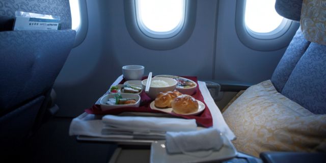 Γιατί το φαγητό στο αεροπλάνο δεν έχει ωραία γεύση;