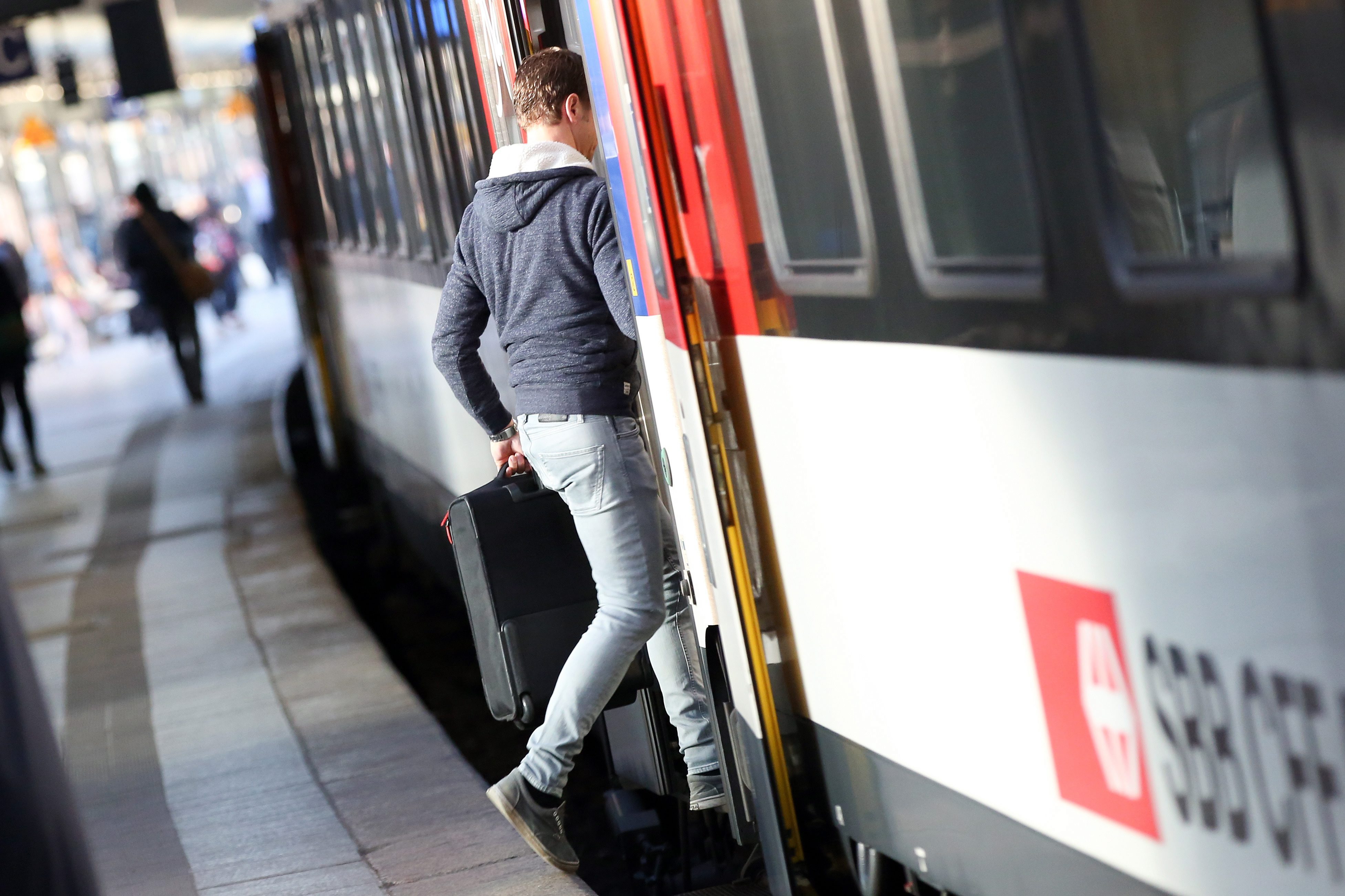 Η διαιτησία λύνει την απεργία στους γερμανικούς σιδηρόδρομους