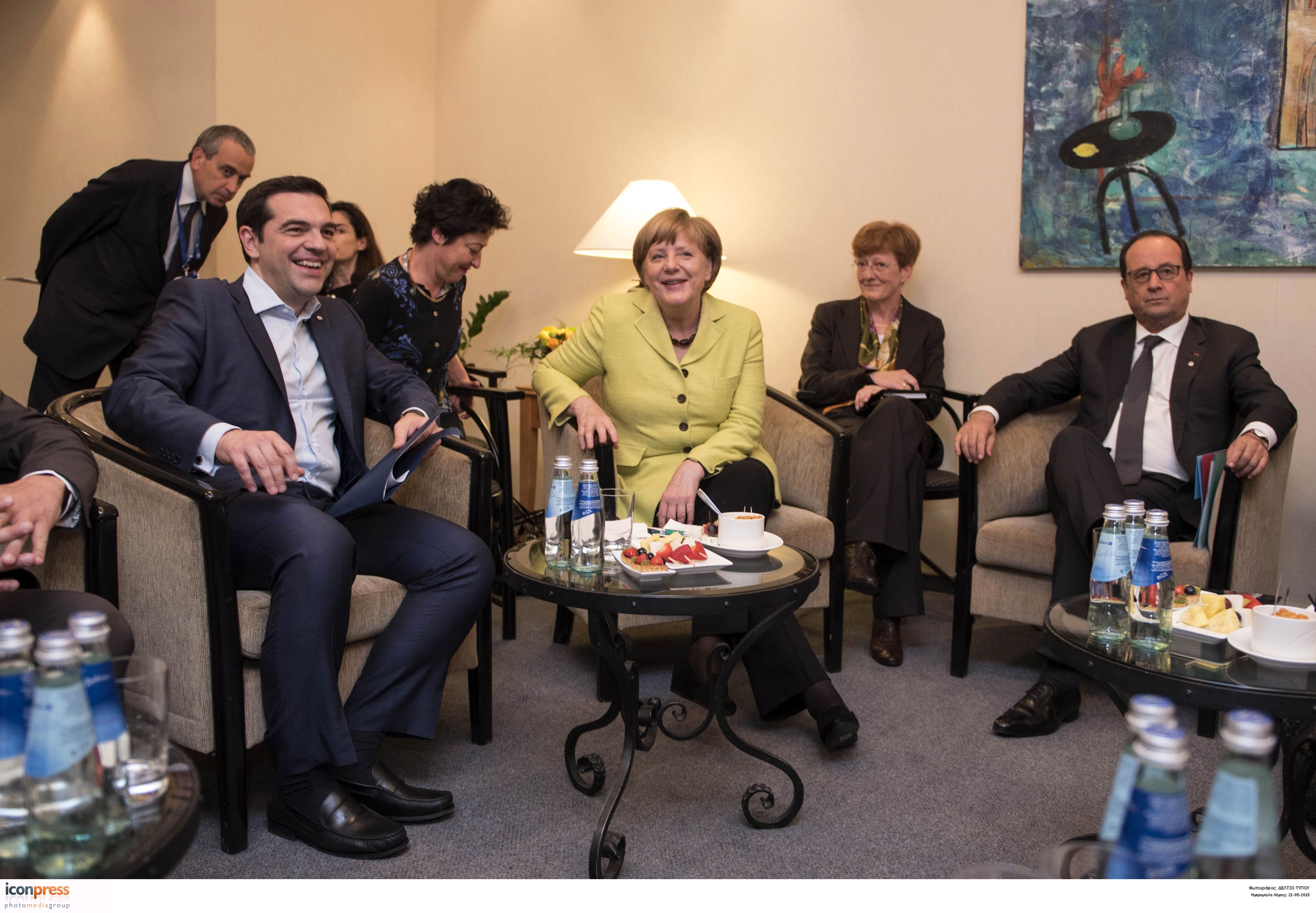 Κυβέρνηση μεταξύ «σφύρας και άκμονος»