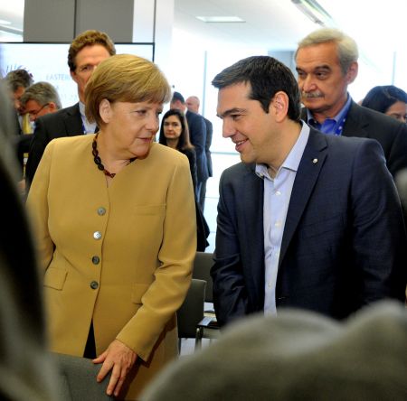 Κλιμακωτή συμφωνία σκέπτεται να προτείνει η Μέρκελ προς τον Τσίπρα, σύμφωνα με το Bloomberg