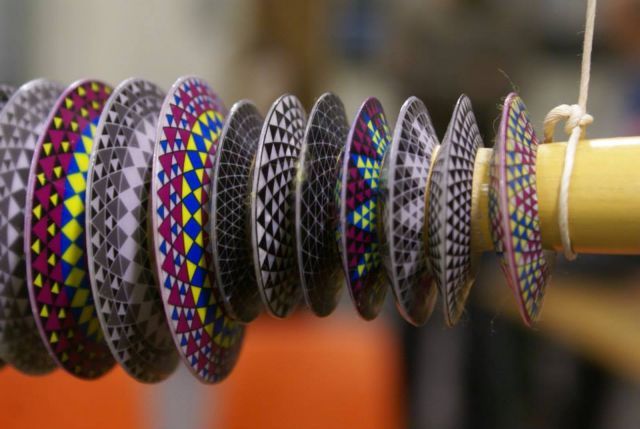 Γλυπτά και χαρτί συνυπάρχουν στην έκθεση «Falling Apart» στη Νάξο