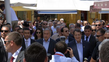 Συγκινητική βόλτα Αναστασιάδη – Ακιντζί στα στενά της διχοτομημένης Λευκωσίας