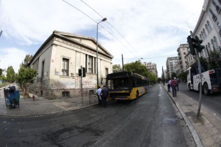 Επίθεση στα γραφεία του ΟΑΣΑ, μετά τους ελεγκτές και το καμένο τρόλεϊ