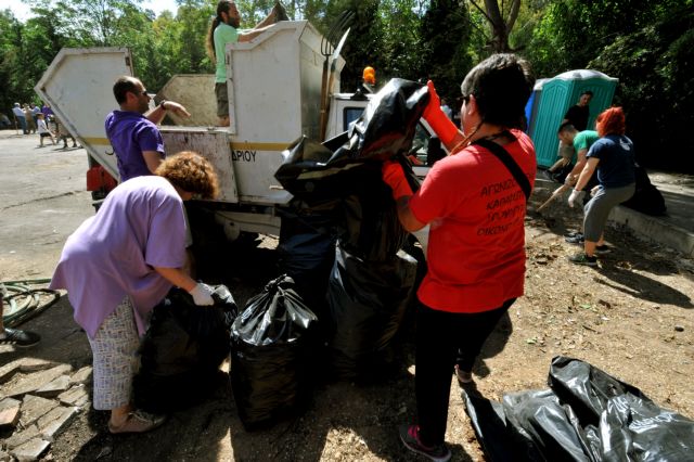 Δίπλα στους πυρόπληκτους οι πρόσκοποι