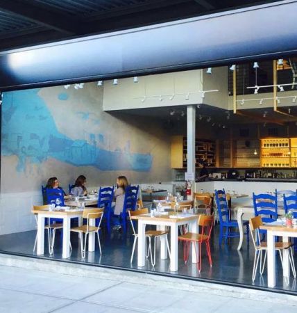 Omega Ouzeri: η ντιζάιν πλευρά της παράδοσης