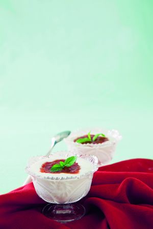 Μους γιαουρτιού με σιρόπι ντομάτας